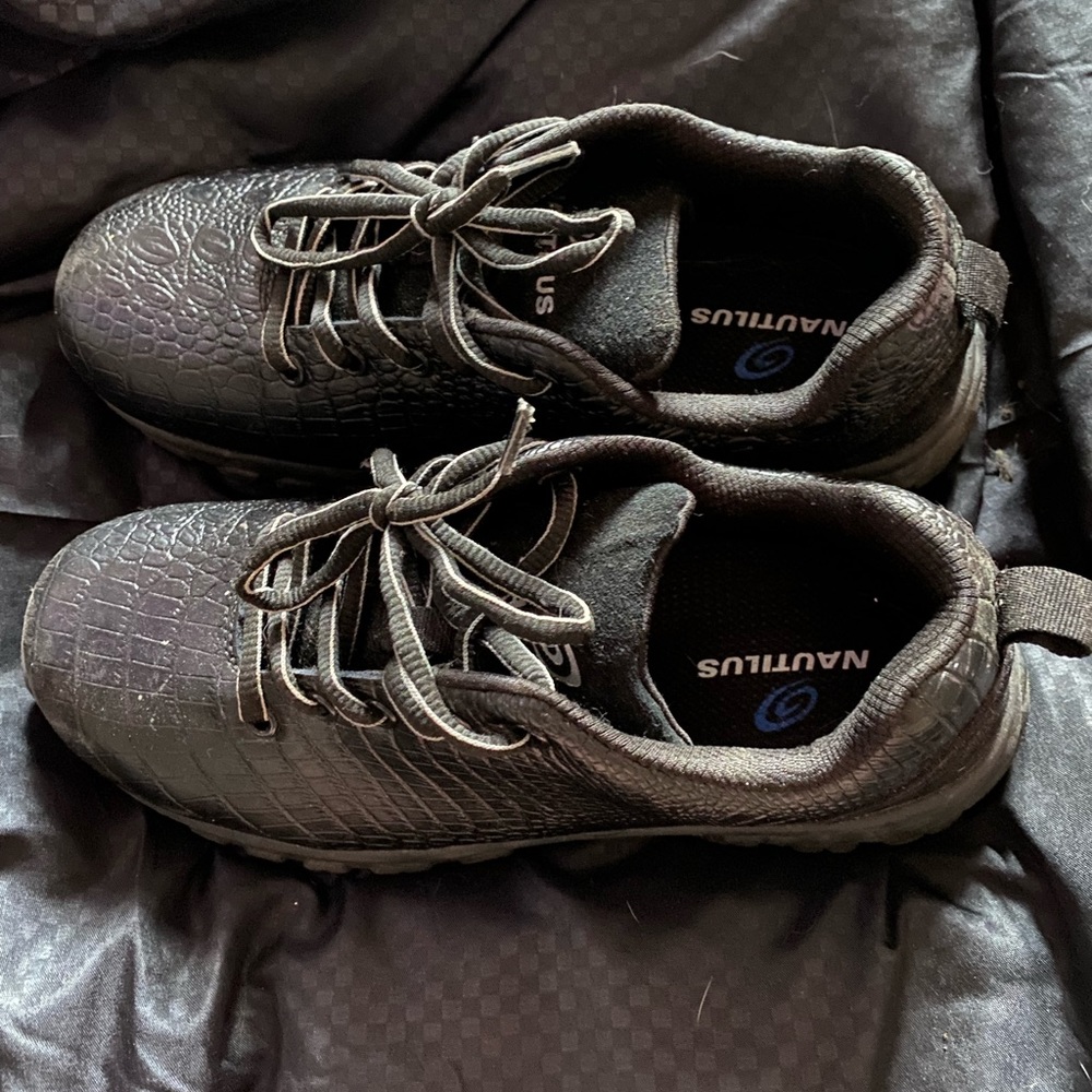 No slip work shoes